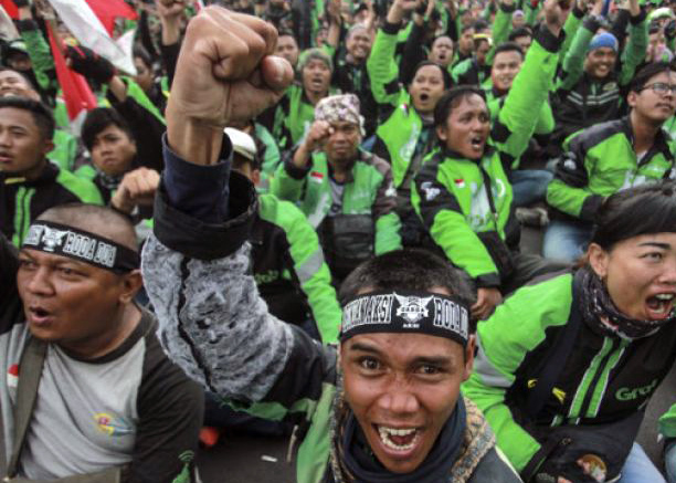 Pengemudi ojek daring yang tergabung dalam Gabungan Aksi Roda Dua Indonesia menggelar aksi menuntut kebijakan rasionalisasi tarif ojek daring. (Foto:Antara)