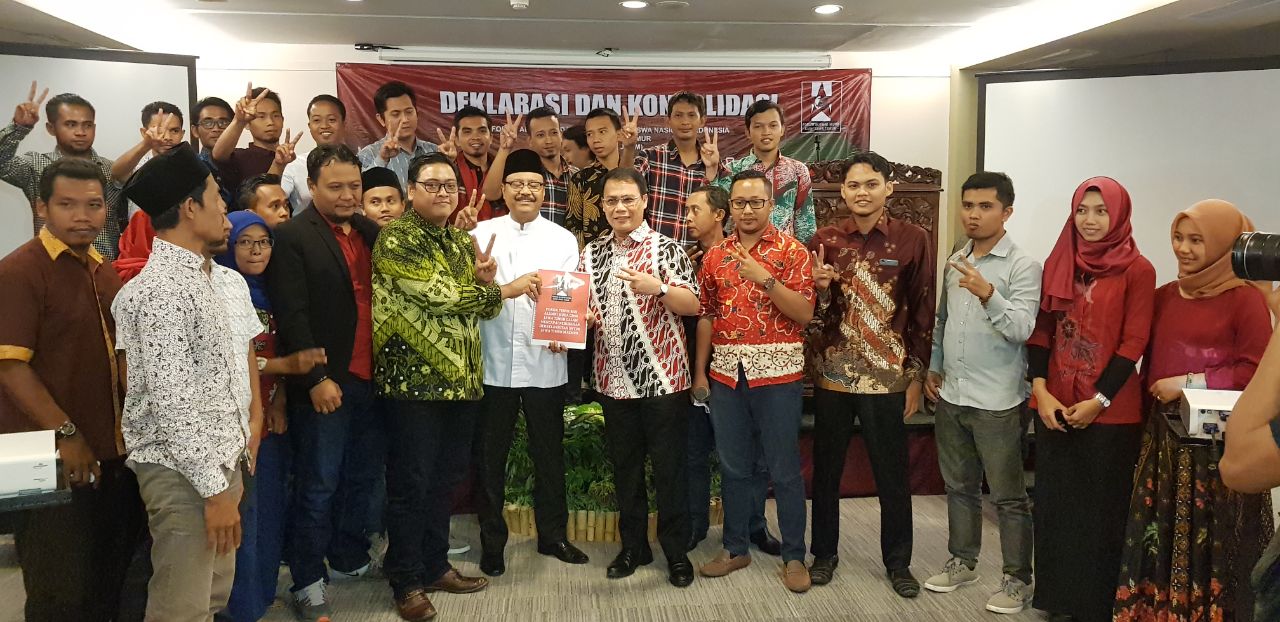 Forum Alumni Muda Gerakan Mahasiswa Nasional Indonesia Jawa Timur deklarasikan diri untuk memenangkan pasangan Saifullah Yusuf (Gus Ipul)-Puti Guntur Soekarno (Mbak Puti) di Pilgub Jatim 2018, di Surabaya, Senin, 23 April 2018. 