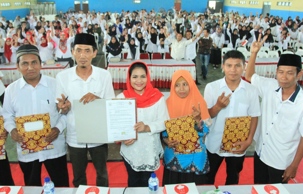 Puti Guntur Soekarno menandatangani kontrak politik untuk peningkatan kesejahteraan guru tidak tetap (GTT)/Pegawai Tidak Tetap (PTT), di Lamongan, Senin, 23 April 2018. (Foto: Ist)