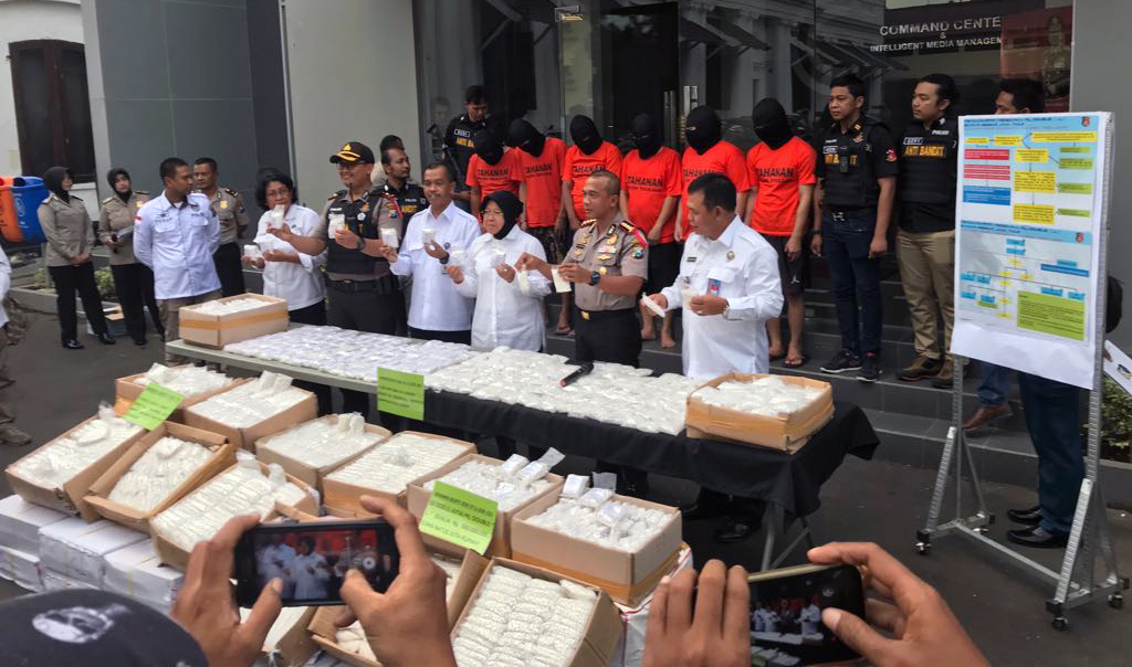 Polrestabes Surabaya amankan jutaan Pil Koplo bersama 6 pengedarnya, di Surabaya, Senin, 23 April 2018