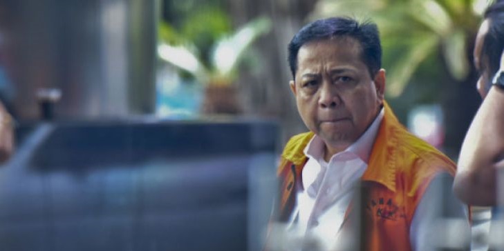 Mantan Ketua DPR Setya Novanto, memakai rompi pesakitan KPK. (Foto: Antara)