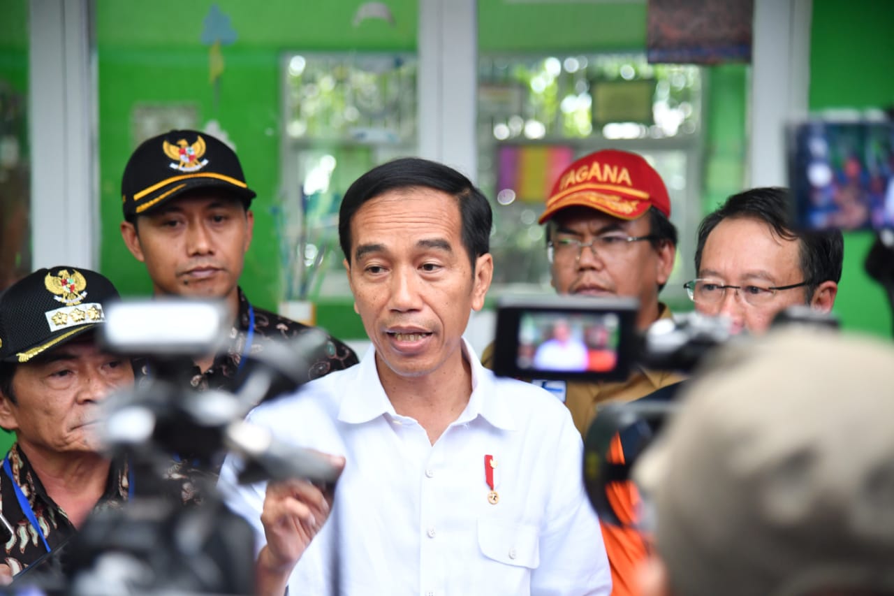 Presiden Jokowi, saat meninjau lokasi gempa di Kabupaten Banjarnegara, Jawa Tengah, Senin, 23 April 2018. (Foto: Biro Press Presiden)