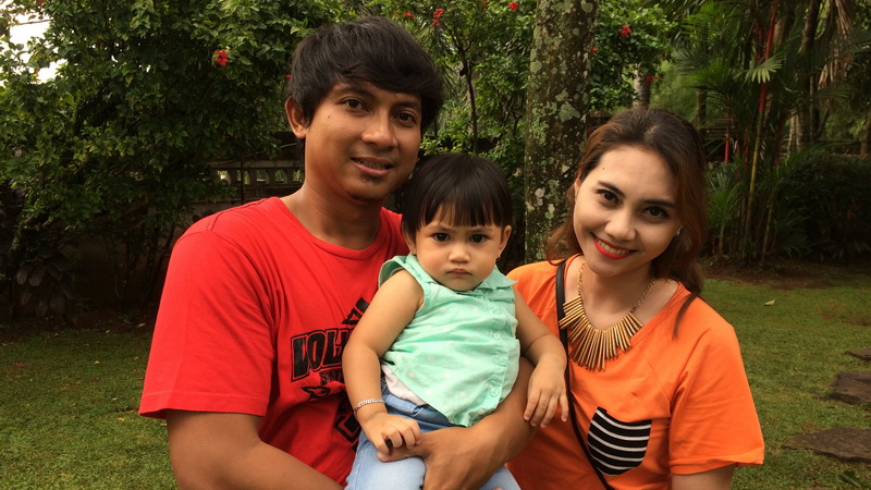 Aden 'Bajaj' bersama sang istri dan anak pertamanya.