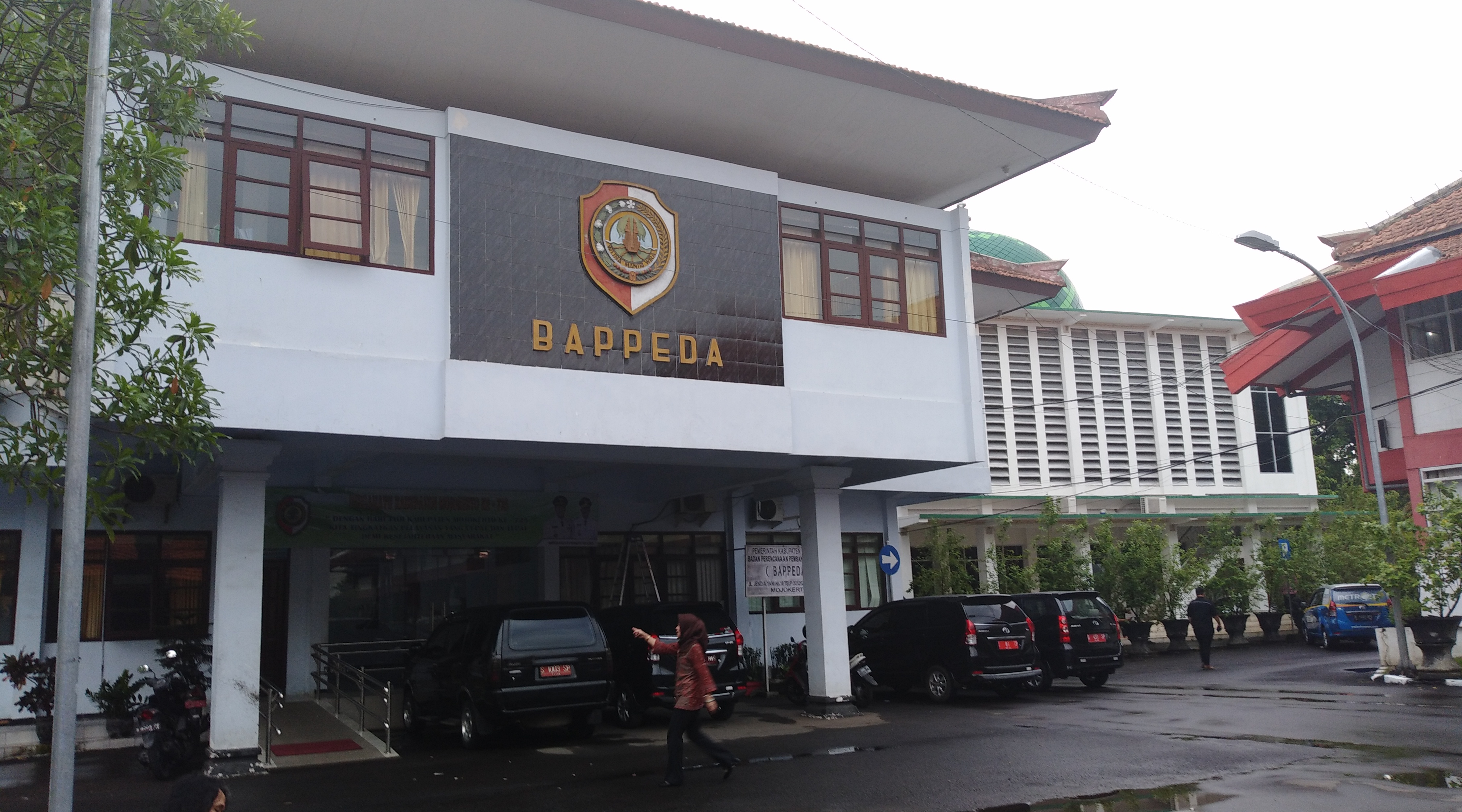 Gedung BAPPEDA Mojokerto, saat digeledah penyidik KPK, Selasa, 24 April 2018. (Foto: frd/ngopibareng.id)