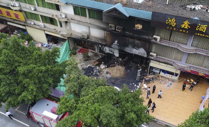 Foto udara ini menunjukkan   bekas kebakaran yang menghancurkan sebuah bar karaoke di Kota Yingde, Provinsi Guangdong, Cina selatan, Selasa, 24 April 2018. Sebanyak 18 orang dan melukai lima orang lainnya. (foto: xinhua news/ap))