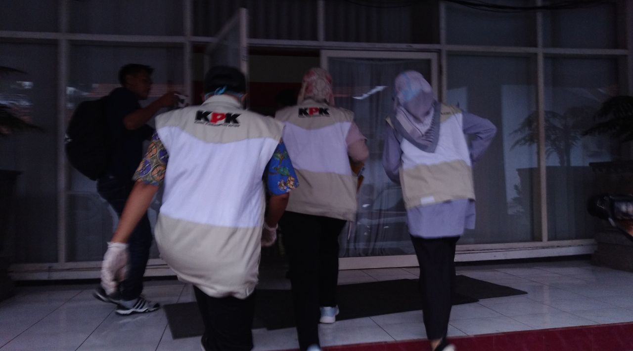 Para penyidik KPK saat menggeledah ruang kerja Bupati, Wakil Bupati, dan Sekda Pemkab Mojokerto, Selasa, 24 April 2018. 