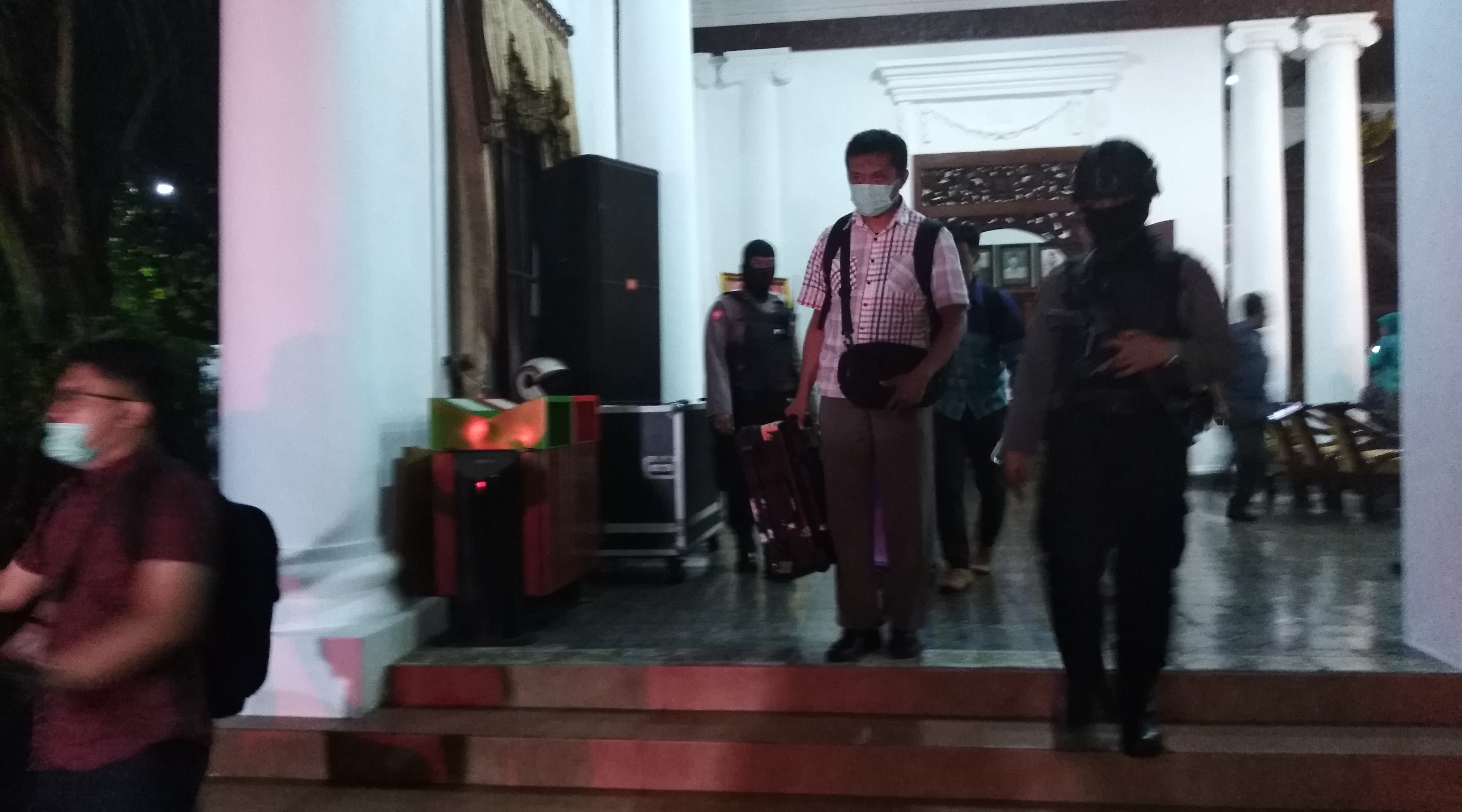 Keluar Rumah Dinas Bupati Mojokerto, penyidik KPK bawa 3 koper besar, Selasa, 24 April 2018. (Foto: frd/ngopibareng.id) 