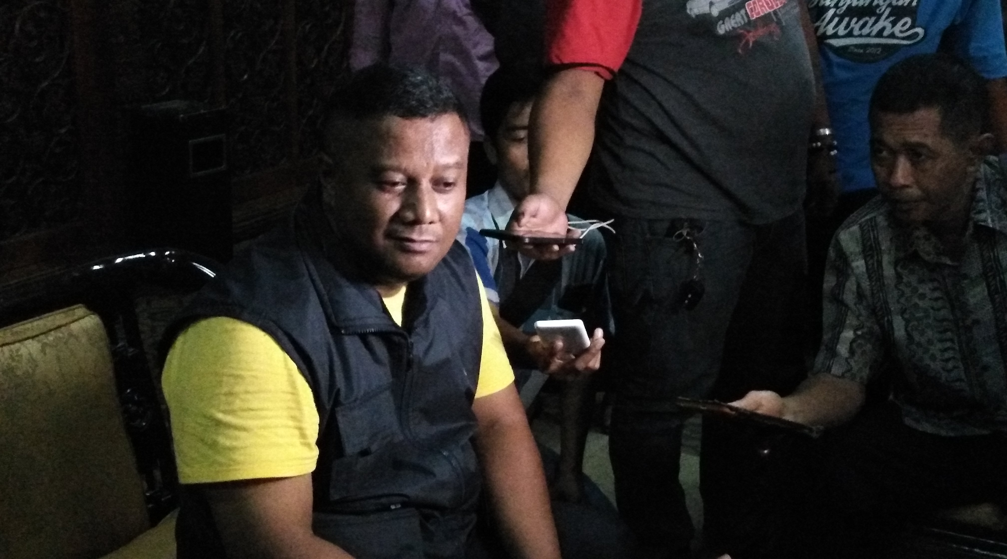 Bupati Mojokerto, Mustofa Kamal Pasa, usai penggeledahan KPK di lingkungan Pemkab Mojokerto, Selasa, 24 April 2018. (Foto: frd/ngopibareng.id)