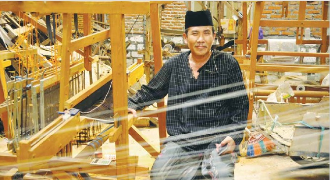H Thoiful Choir, merupakan generasi ketiga penerus usaha sarung tenun secara turun temurun sejak puluhan tahun lalu. Bertempat di Dusun Jambu, Desa Semampir, Kecamatan Cerme, Kabupaten Gresik, usahayang digelutinya ini masih laris manis dipasaran.
