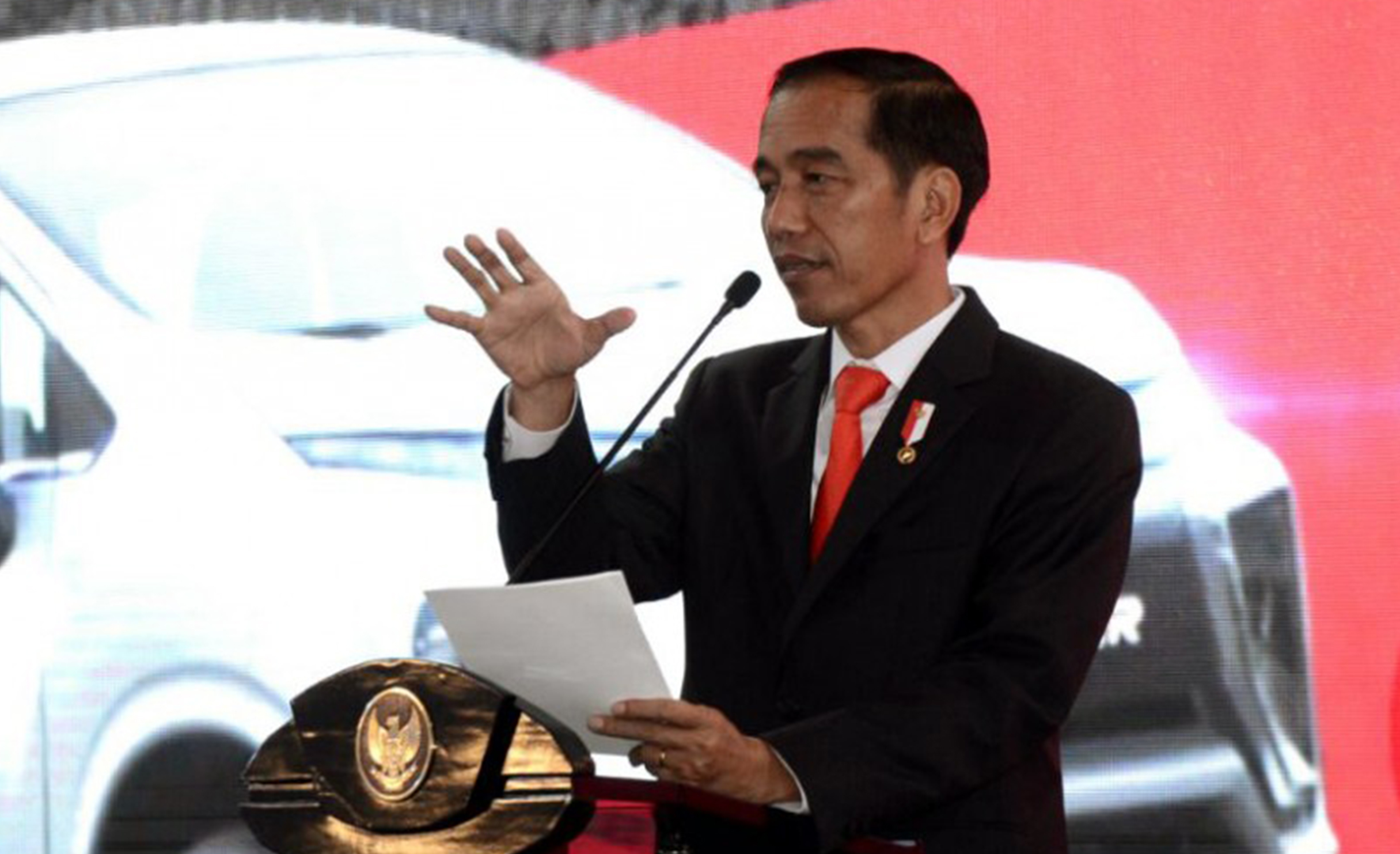 Presiden Joko Widodo saat melepas ekspor perdana produk otomotif yang diproduksi pabrik Mitsubishi Indonesia untuk pasar Filipina, Rabu, 25 April 2018. (Foto: Biro Pers Presiden)