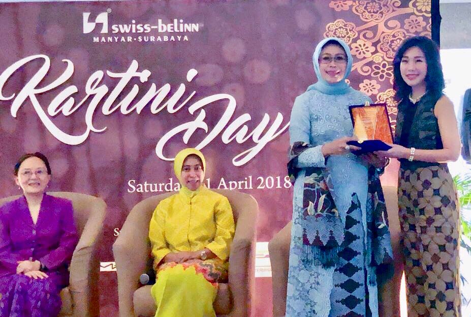 Fatma saat menerima penghargaan sebagai Wanita Inspiratif dari General Manager Swiss-Belinn, Manyar, Surabaya, Selain itu, Fatma juga meraih penghargaan Apresiasi Kartini Masa Kini dari Yayasan Anne Avantie. (Foto: Ist)