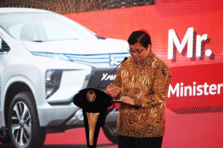 Menteri Perindustrian Airlangga Hartarto memberikan laporan pada acara Seremoni Ekspor Perdana Mobil Mitsubishi Xpander di PT Indonesia Kendaraan Terminal, Pelabuhan Tanjung Priok, Jakarta, Rabu. (Foto: Biro Humas Kementerian Perindustrian)