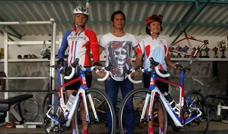 Ketua FTI Jatim, Armand Van Kempen  bersama dua atlet Jawa Timur. foto:dok