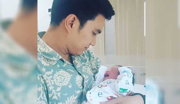 Aldi Taher menggendong bayinya berjenis kelamin laki-laki. Ia diberinama Geraldi Muhammad Aldiansyah. foto: instagram Aldi Taher.