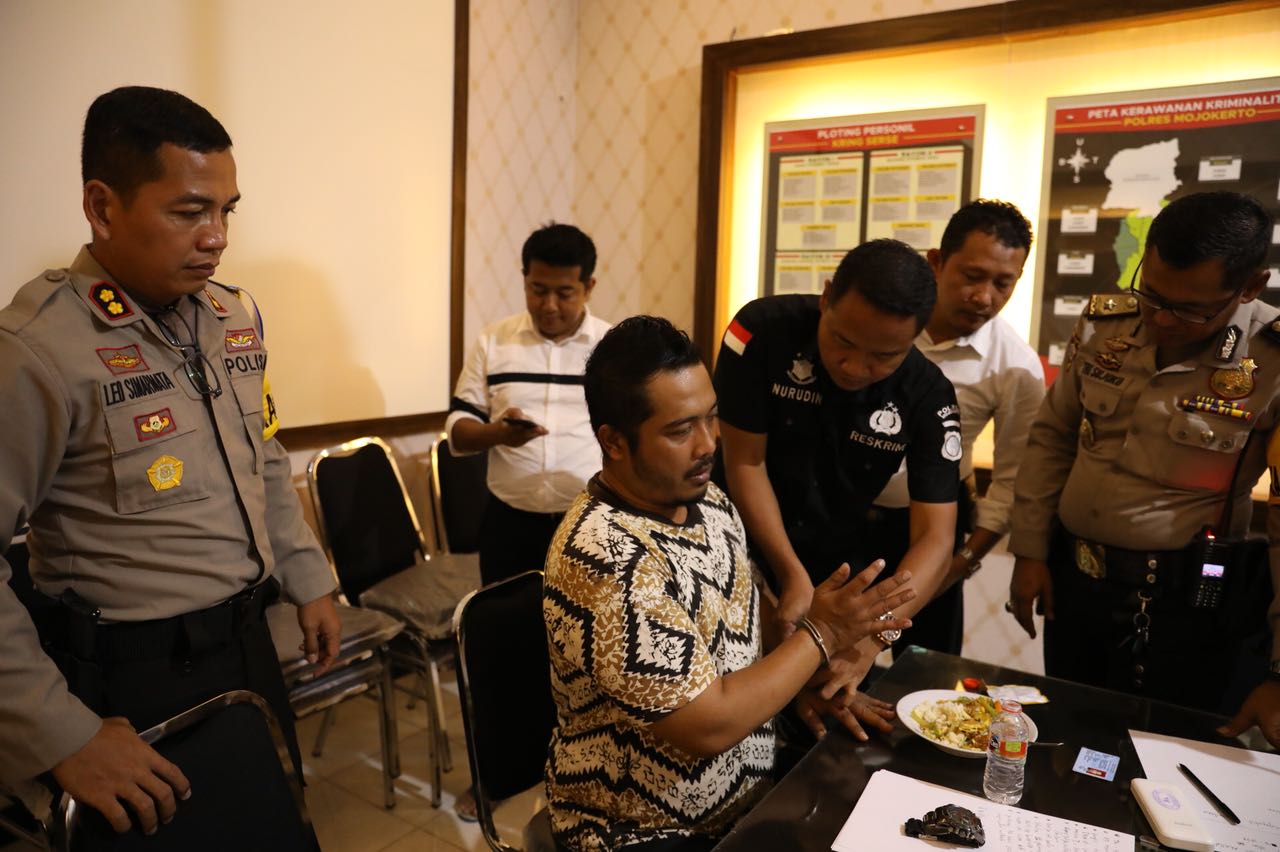 Pelaku Penghina Nabi Muhammad SAW, Rendra Hardikurniawan saat diperiksa oleh polisi.