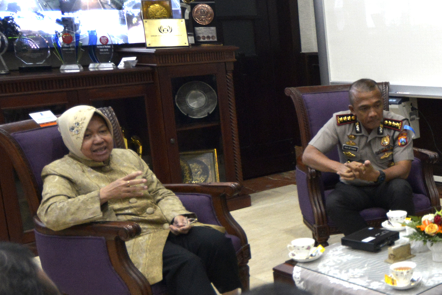 Wali Kota Surabaya Tri Rismaharini gelar rapat tertutup dengan Kapolres Surabaya Kombes Pol Rudi Setiawan, di ruang kerjanya, Kamis 26 April 2018. (Foto: frd/ngopibareng.id)