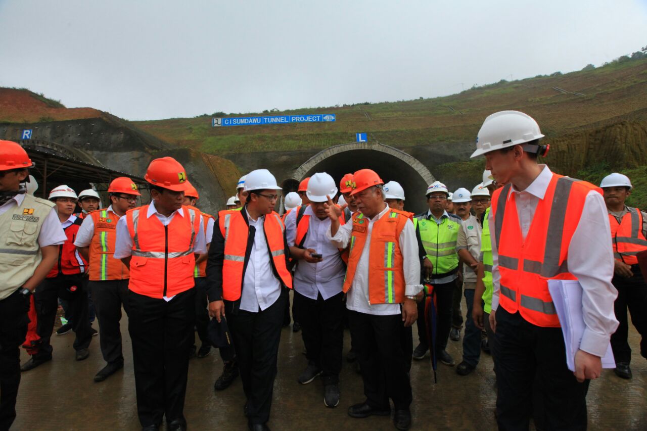 Menteri Basuki saat meninjau terowongan kembar yang berada di seksi 2 ruas Tol Cisumdawu, Kamis, 26 April 2018. (Foto: Ist)