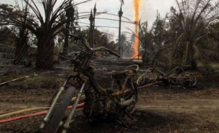 Sejumlah sepeda motor pekerja hangus terbakar di lokasi terbakarnya pengeboran minyak illegal di Dusun Kamar Dingin Desa Pasir Putih, Ranto Panjang Peureulak, Kabupaten Aceh Timur, Aceh, Rabu 25 April 2018. (Foto: Antara)