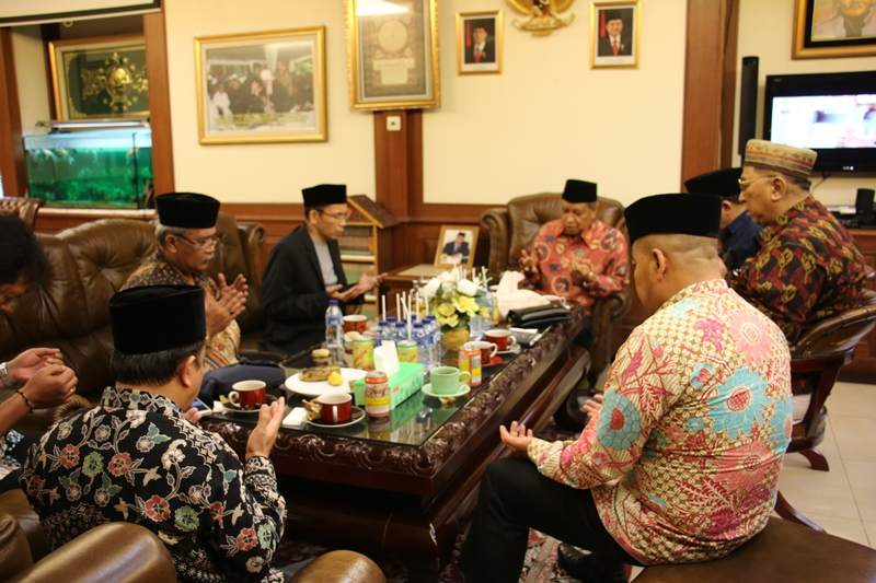 SILATURAHIM: Tuan Guru Bajang di PBNU Jakarta. (foto: ist)
