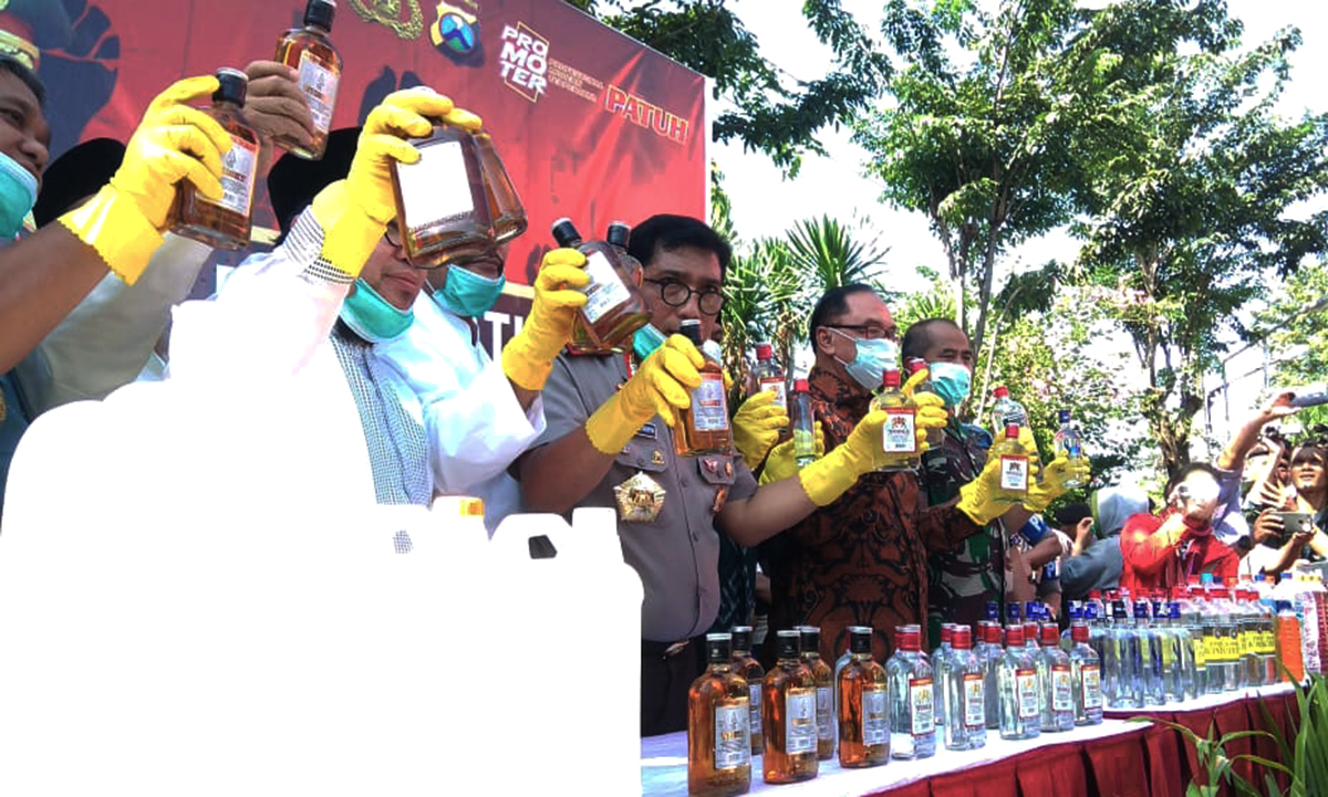 Mapolda Jatim telah memusnahkan 50.700 botol minuman keras, Jumat 27 April 2018. (foto: hrs/ngopibareng)