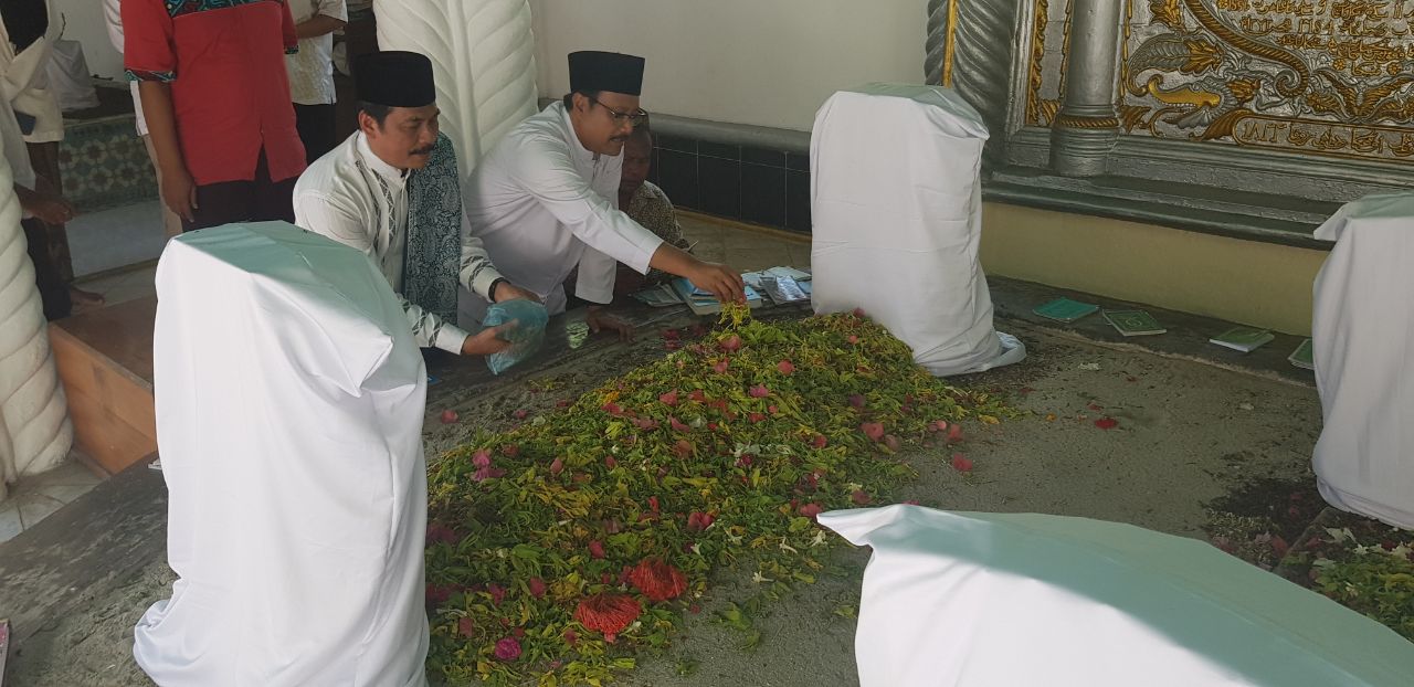 Gus Ipul berziarah ke Makam Kanjeng Sepuh, Sidayu, Gresik, Jumat 27 April 2018.