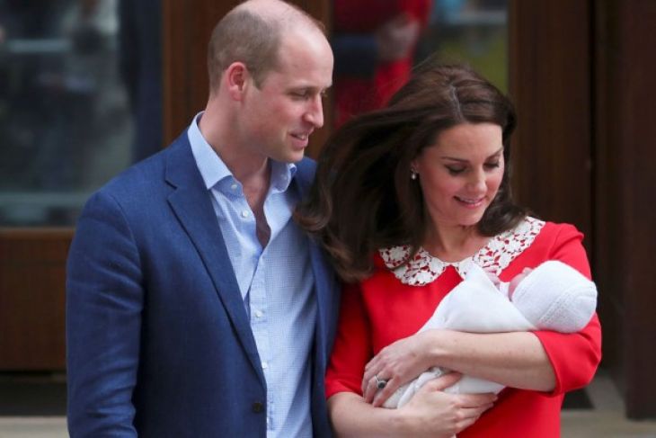 Catherine, Duchess of Cambridge dan Pangeran William meninggalkan Lindo Wing of St Mary's Hospital dengan bayi laki-laki mereka yang baru lahir di London, Inggris, Senin, 23 April 2018). (REUTERS/Hannah McKay) (REUTERS/Hannah McKay)