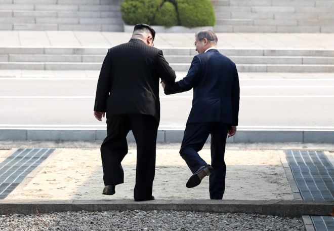 Kim Jong-un mengagetkan banyak orang dengan mengajak sejawatnya dari Selatan. Presiden Moon Jae-in, untuk melangkah melintasi garis demarkasi, memasuki wilayah utara. (Foto. Getty Image)