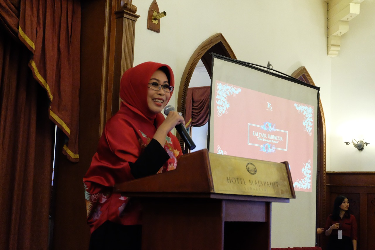 Fatma Syaifullah Yusuf memberikan sambutannya dalam acara 'The Beauty of Kartini',  Jumat (27/04) di Hotel Majapahit Surabaya. (ngopibarend.id/ amanah)