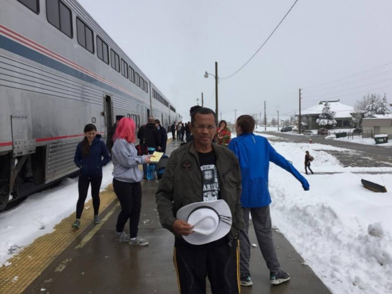 Dahlan Iskan menikmati perjalanan dengan kereta api yang berhenti menjelang tiba di pegunungan Rocky Mountain.