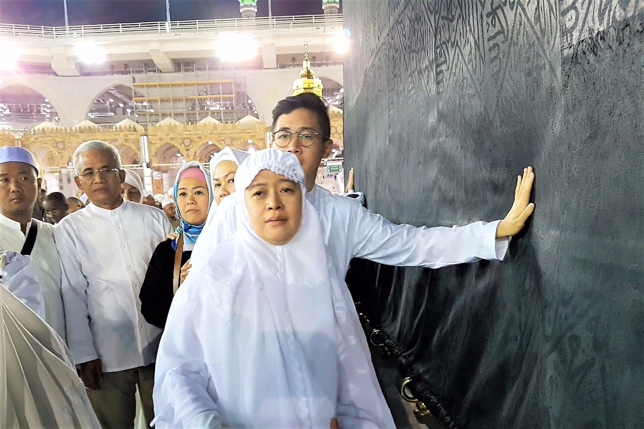 UMRAH: Yenny Wahid dan Puan Maharani di Baitullah, Makkah, saat menunaikan rangkaian ibadah Umrah. (foto: Agus Maftuh/Dubes RI di Ryad for ngopibareng.id)