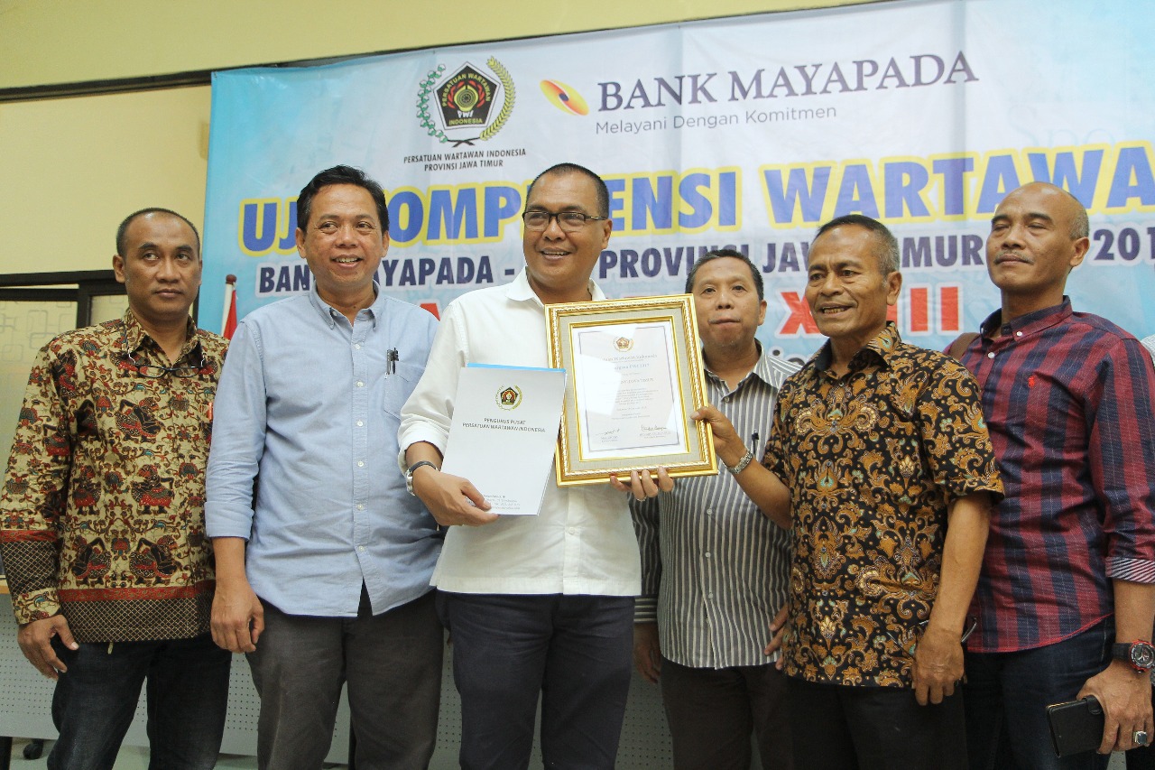 Penghargaan itu diserahkan oleh Ketua Bidang Daerah PWI Pusat Atal S Depari, kepada Ketua PWI Jatim Akhmad Munir, di Graha A Azis, Surabaya, Sabtu, 28 April 2018. (Foto: Ist)