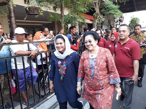 Ketua Yayasan Kebun Raya Indonesia (YKRI) Megawati Soekarnoputri dan bersama Puti Guntur Soekarno di Surabaya,Minggu 29 April. (Foto: jawapos.com)