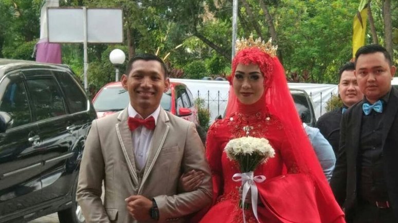 Pernikahan Briptu Nova dan Briptu Andik Riyanto dilakukan lewat video call. foto:ist.