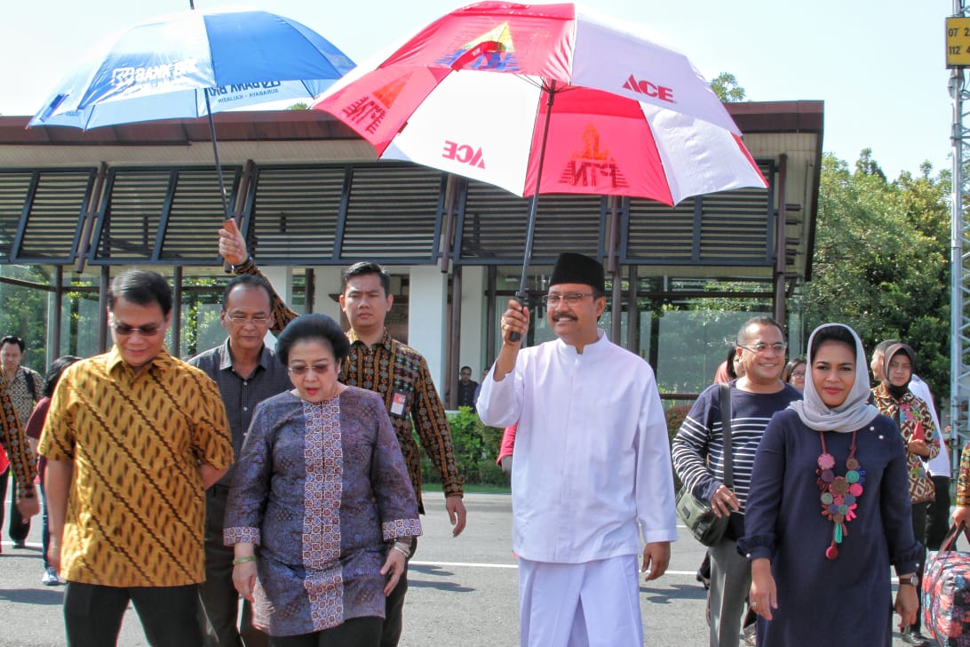 Megawati, Saifullah Yusuf (Gus Ipul) dan Puti Guntur Soekarno, saat berkunjung ke Surabaya, Minggu, 29 April 2018.