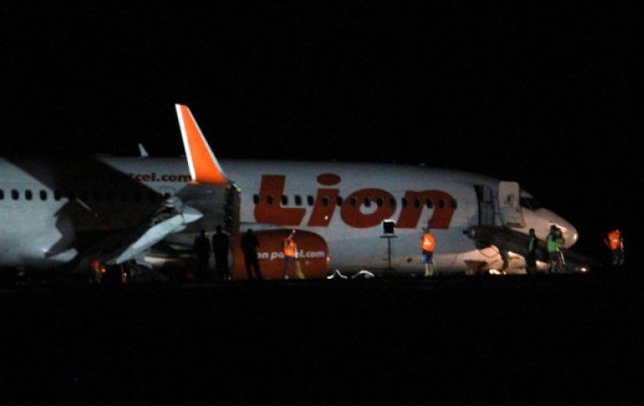 Kondisi pesawat Lion Air yang tergelincir di landasan pacu Bandara Djalaludin, di Kabupaten Gorontalo, Gorontalo, Minggu (29/4/2018) malam. Pesawat dengan nomor penerbangan JT 892 tergelincir dan keluar landas pacu sesaat setelah mendarat ketika hujan deras, sementara itu 174 penumpang dan tujuh kru selamat pada kejadian tersebut. (Foto: ANTARA FOTO/Adiwinata Solihin)