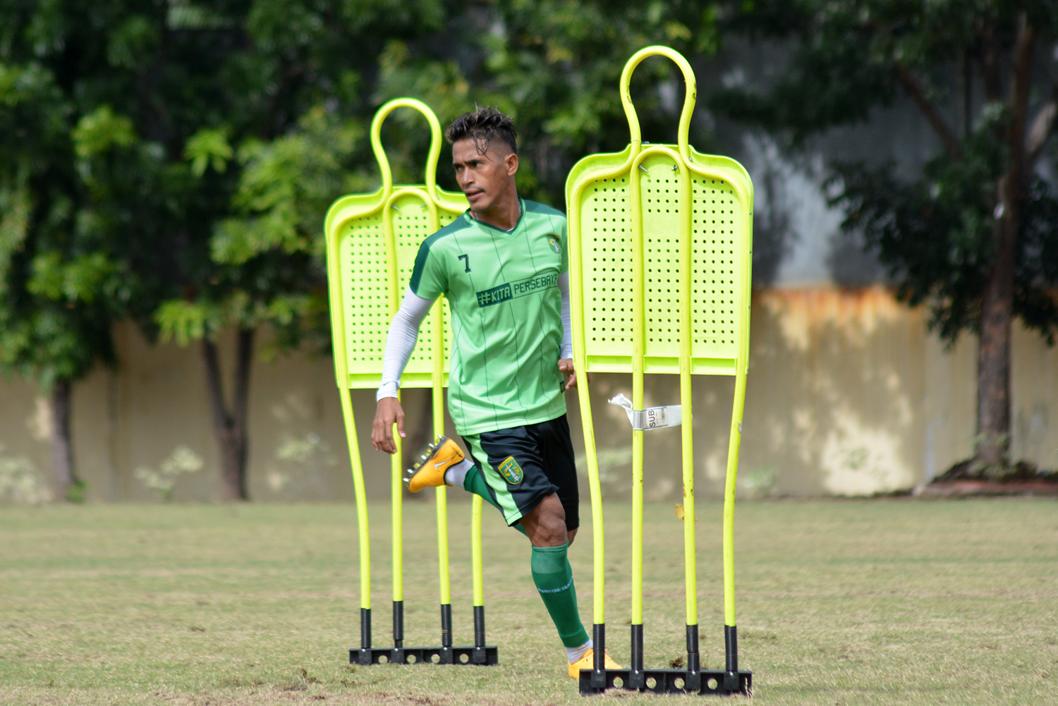 Pemain Persebaya, Sidik Saimima terindikasi masuk jajaran pemain Bajol Ijo yang alami cedera, usai mencetak gol ke gawang Mitra Kukar, pada Minggu 29 April 2018. (foto: hrs/ngopibareng)