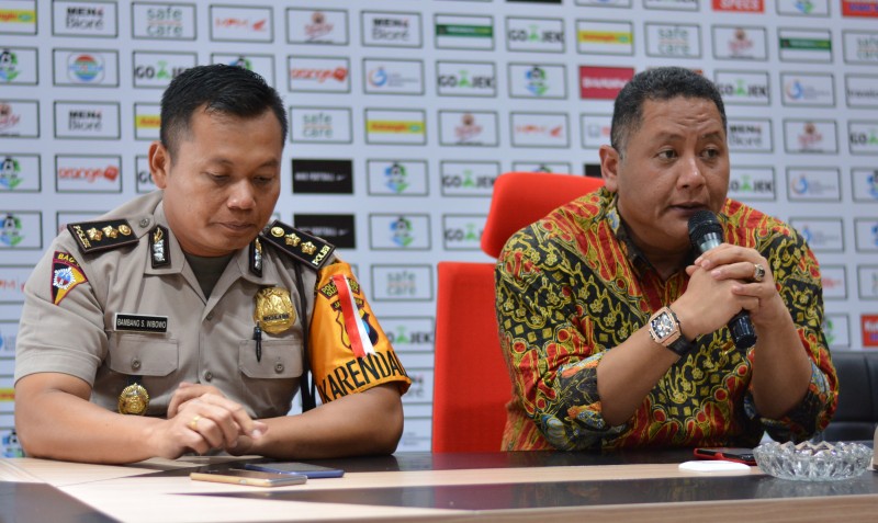 Panpel Pertandingan Persebaya, Wisnu Sakti Buana (kanan) akan melakukan antisipasi membludaknya suporter jelang pertandingan melawan Arema FC, pada 6 Mei 2018. (foto: dok. ngopibareng)