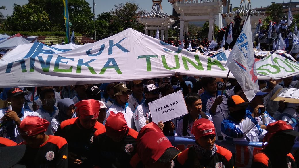 Aksi buruh peringati May Day di Tugu Pahlawan Surabaya. (Foto: Haris/ngopibareng.id)