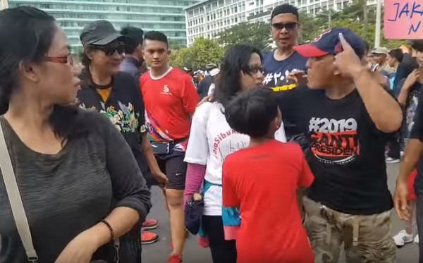 Tangkap layar aksi intimidasi massa, di CFD, Jakarta, Minggu, 29 April 2018. (Foto: Youtube/jakartanicus)