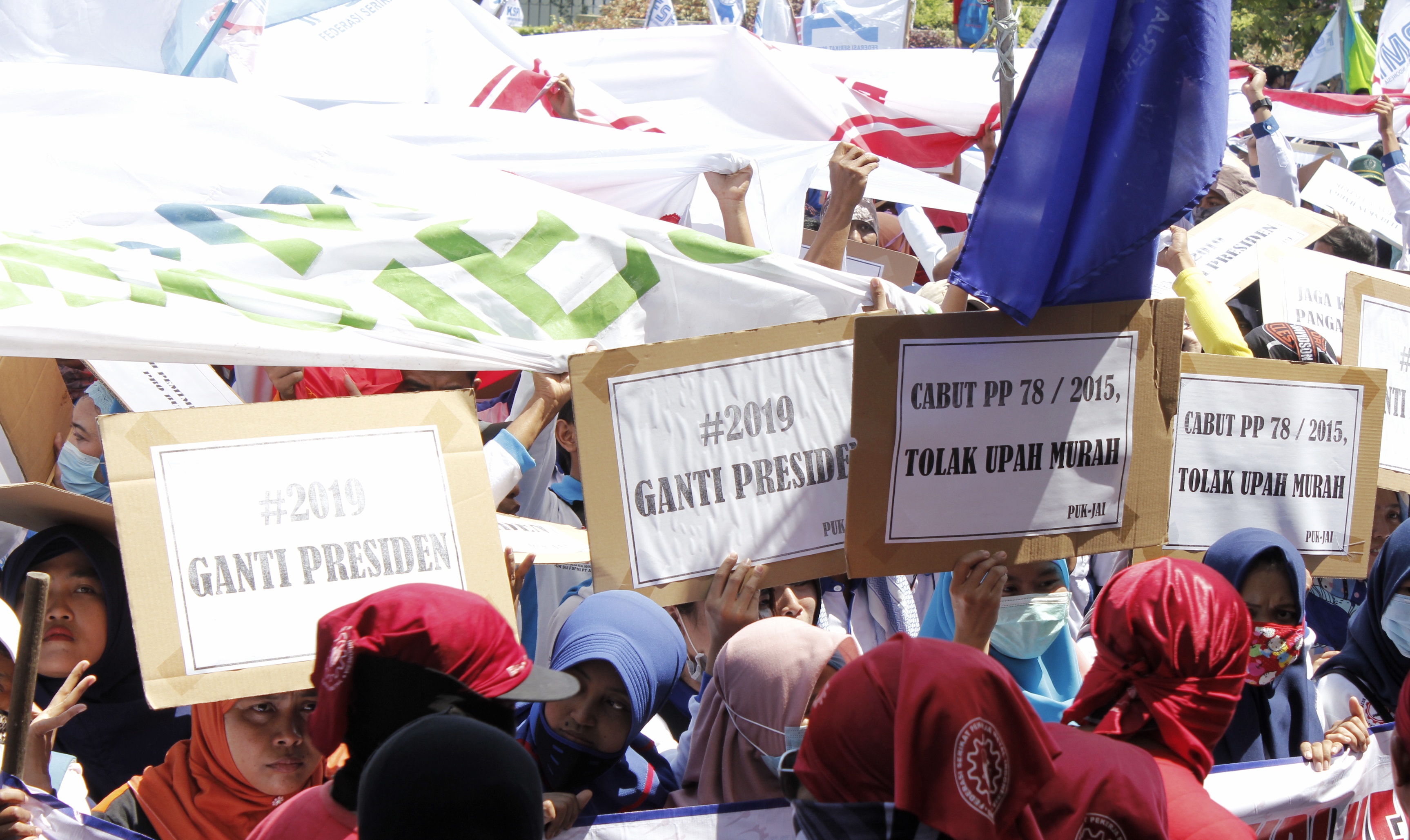 Aksi buruh di depan kantor Gubernur, Jalan Pahlawan Surabaya, Selasa 1 Mei 2018. (Foto: Haris/ngopibareng)