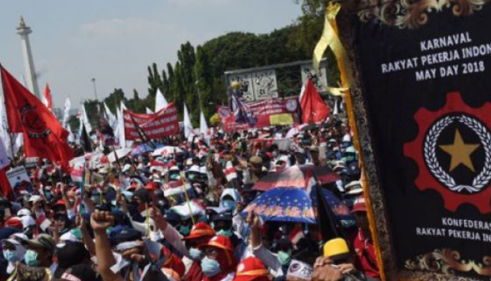 Massa menggelar aksi unjuk rasa memperingati Hari Buruh Internasional atau May Day 2018 di Jakarta, Selasa 1 Mei 2018. (Foto: Antara)