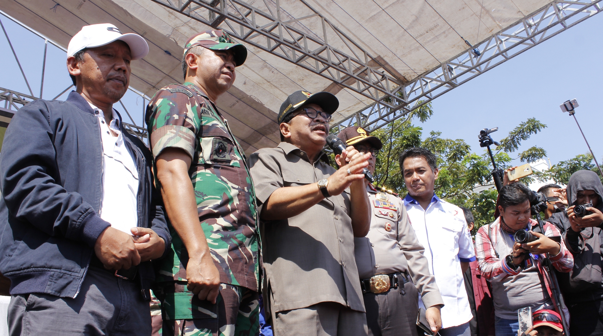 Gubernur Jawa Timur, Soekarwo bersama dengan Kapolda Jatim dan Pangdam V Brawijaya saat menyambut buruh di depan kantor Gubernuran, Jalan Pahlawan Surabaya, Selasa 1 Mei 2018. (foto: hrs/ngopibareng)