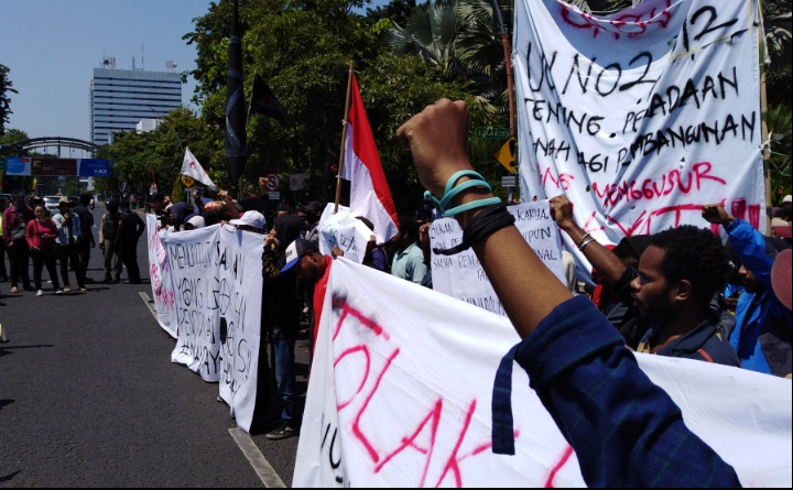Aksi May Day Aliansi Rakyat Merdeka di depan Gedung Negara Grahadi, Selasa, 1 Mei 2018. (Foto: frd/ngopibareng.id)