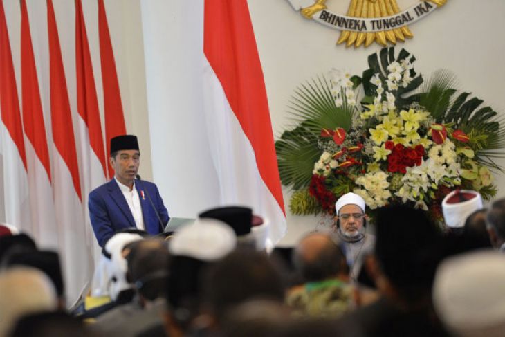 KTT: Presiden Joko Widodo membuka KTT Islam Washatiyah disaksikan Grand Syekh al-Azhar Prof Dr Syekh Ahmad Muhammad Ahmad Ath-Thayyeb. (foto: setneg) 
