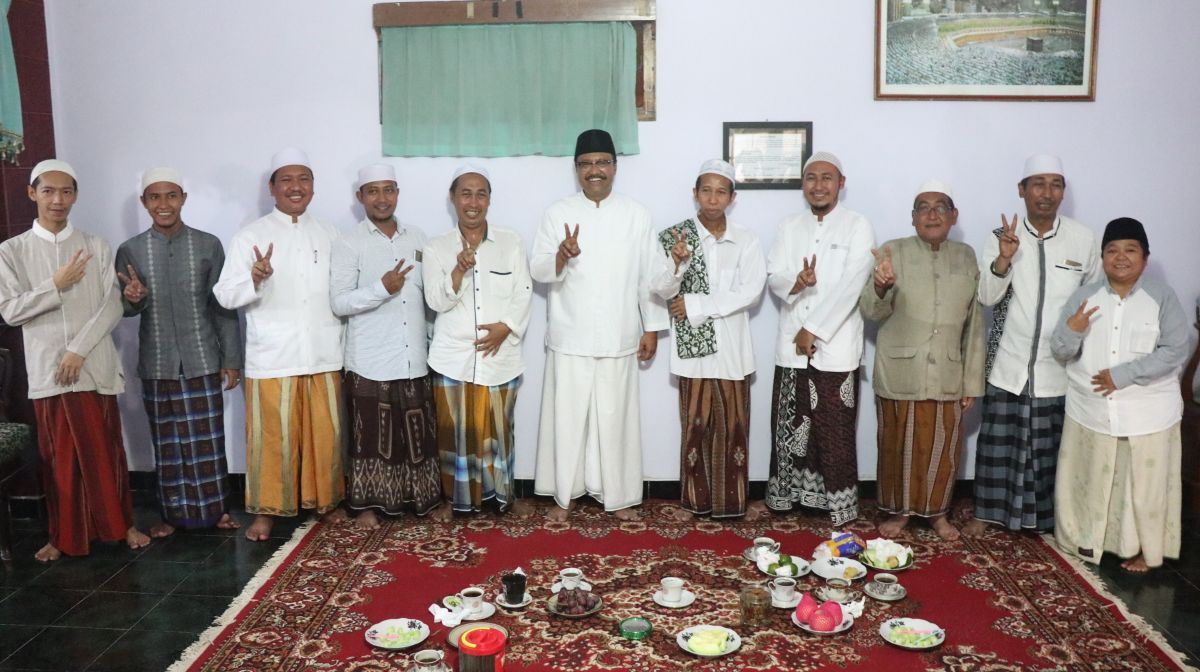 mendatangi kediaman Kiai karismatik, KH Hasan Abdul Jalal, pengasuh pesantren Nurul Qodim yang ada di desa Kali Kajar Kulon, Paiton, Selasa, 1 Mei 2018.