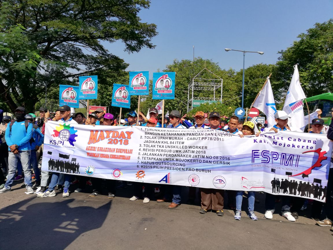 Massa buruh mendukung Gus Ipul-Puti Guntur, Selasa, 1 Mei 2018.