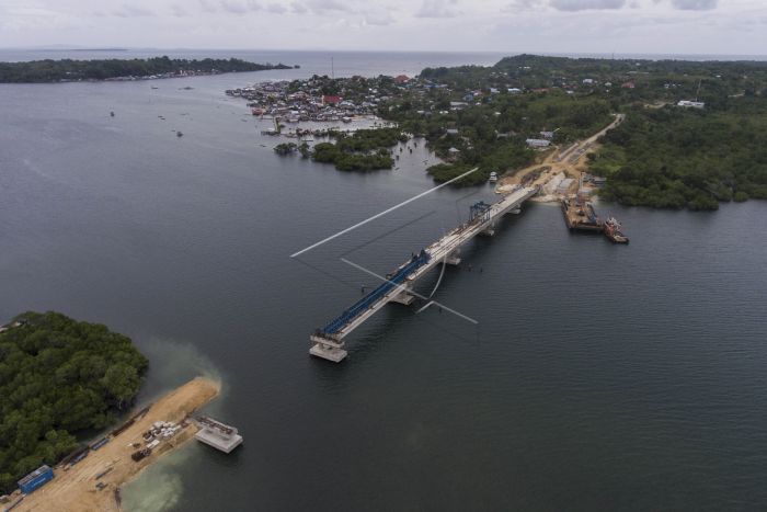 Jembatan Wear - Arafura yang menghubungkan Pulau Yamdena dan Pulau Larat di Kabupaten Maluku Tenggara Barat (MTB), Provinsi Maluku. (Foto: antara)