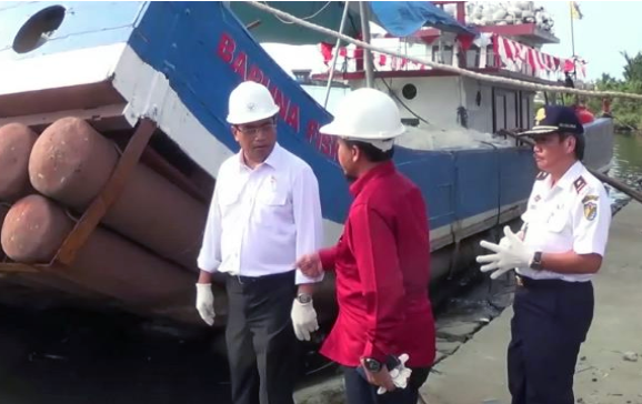 Menteri Perhubungan, Budi Karya Sumadi saat mengunjungi industri kapal di Pekalongan (Foto: Antara)