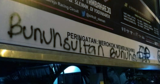 Tulisan 'Bunuh Sultan' ini diduga memicu aksi bentrok mahasiswa pendemo dengan warga Yogyakarta. Sehingga aksi peringatan May Day di Yogyakarta berlangsung rusuh.  (Foto: Kumparan)
