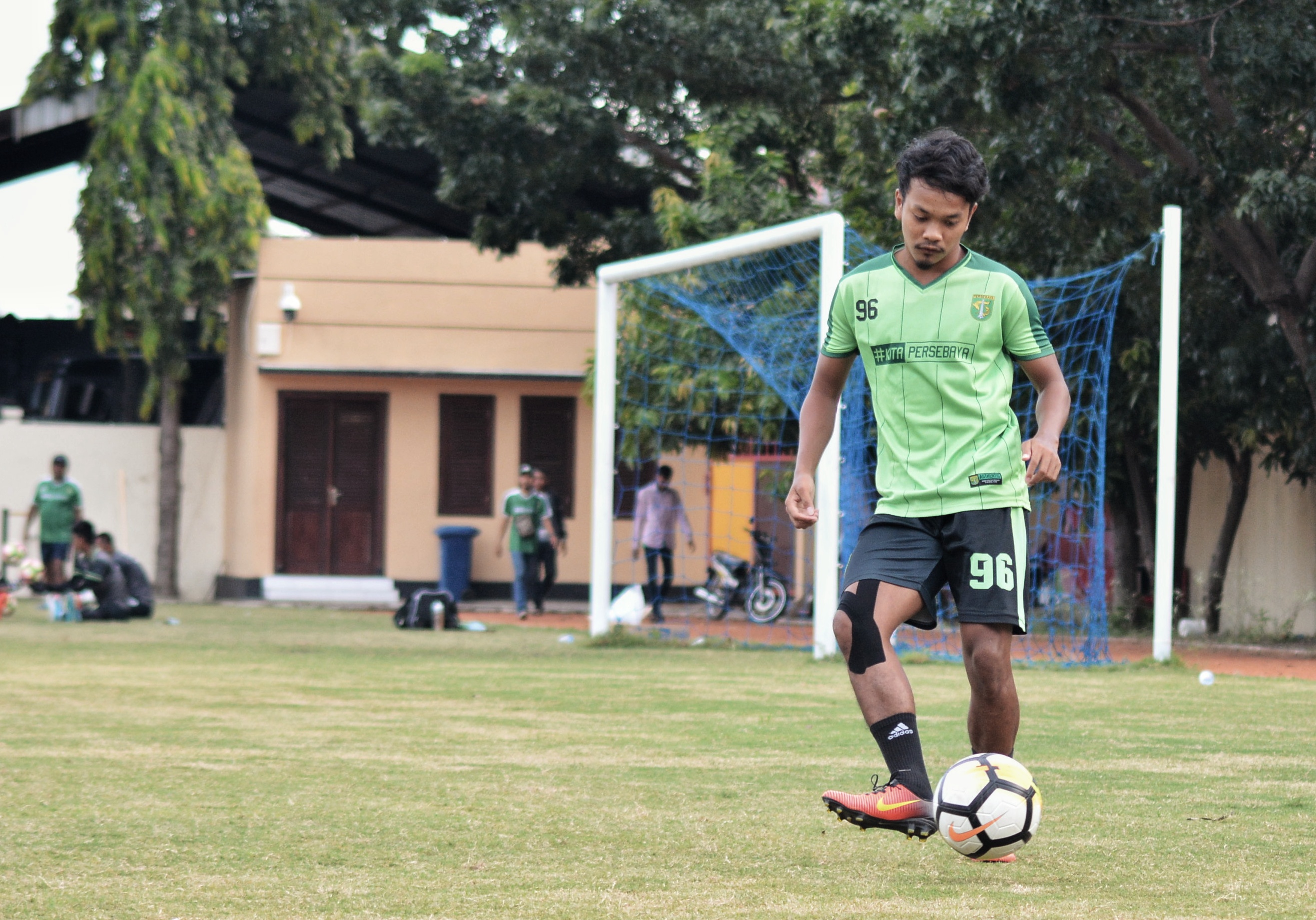 Pemain Persebaya, M Hidayat dipastikan sudah sembuh dari cedera lutut. (foto: hrs/ngopibareng)